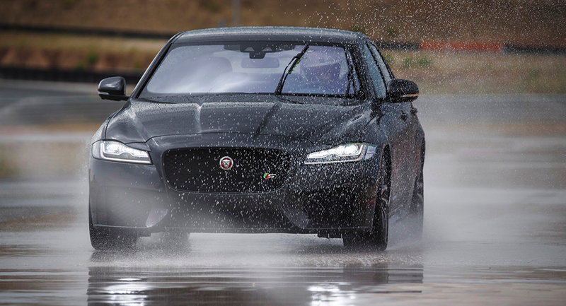 Illustration for article titled The 2016 Jaguar XF Is One Good Gimmick Short Of Perfection